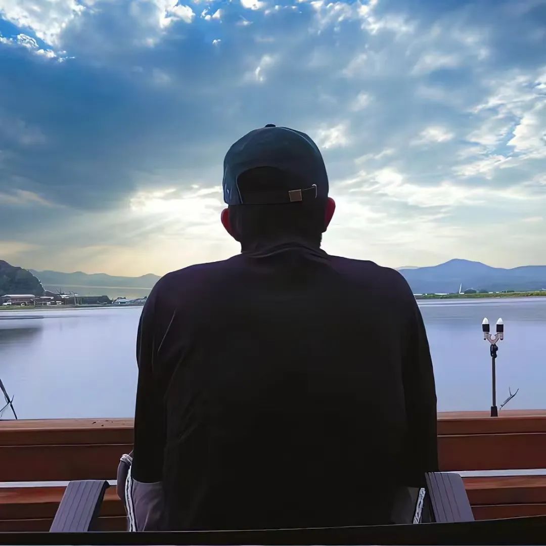 自由男头少年感图片_自由摆烂轻松男头像图-7